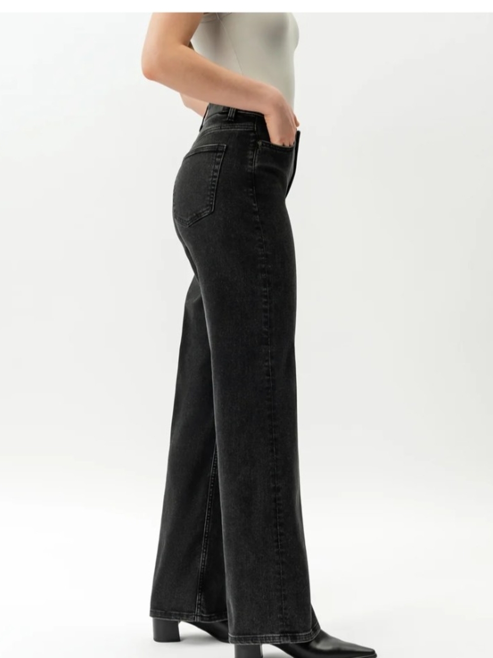 High-Rise Wide-Leg Jeans in Washed Black